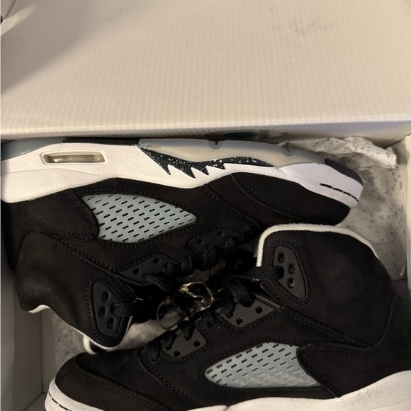 Air Jordan 5 Retro GS ‘Oreo’ 2021 - Picture 2 of 4